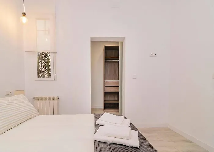 Apartment With Balconies In La Latina By Batuecas